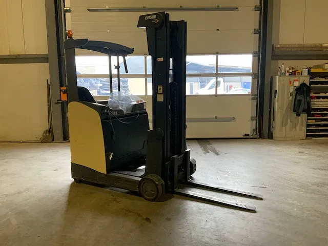 Crown esr reach truck. is momenteel nog in gebruik uren stand zal hierdoor afwijken. - afbeelding 11 van  15