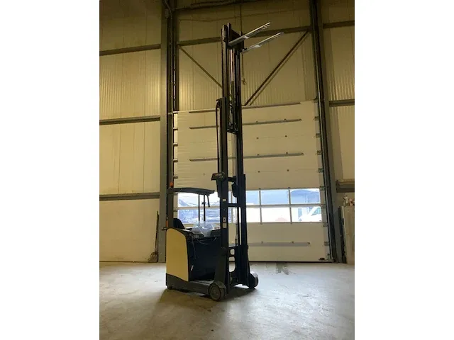 Crown esr reach truck. is momenteel nog in gebruik uren stand zal hierdoor afwijken. - afbeelding 12 van  15