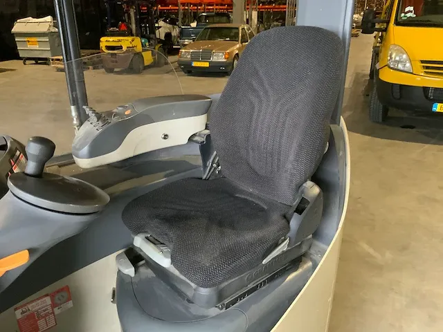 Crown esr reach truck. is momenteel nog in gebruik uren stand zal hierdoor afwijken. - afbeelding 13 van  15