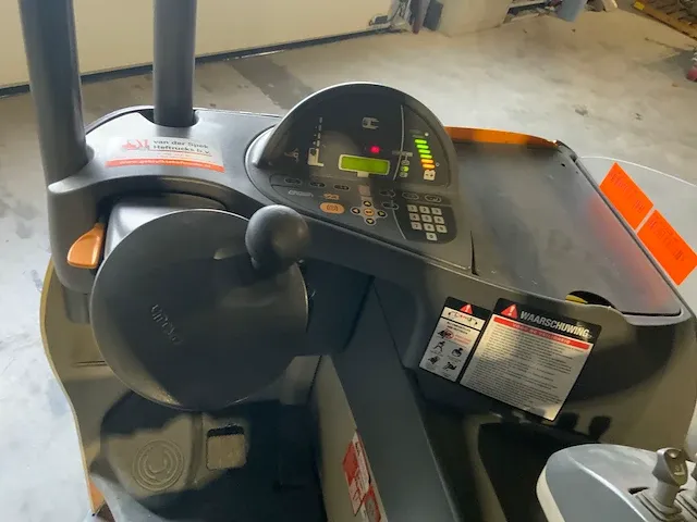 Crown esr reach truck. is momenteel nog in gebruik uren stand zal hierdoor afwijken. - afbeelding 14 van  15