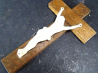 Crucifix met porseleinen corpus - afbeelding 2 van  5