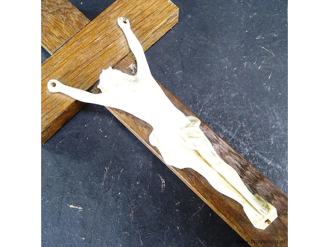 Crucifix met porseleinen corpus - afbeelding 4 van  5