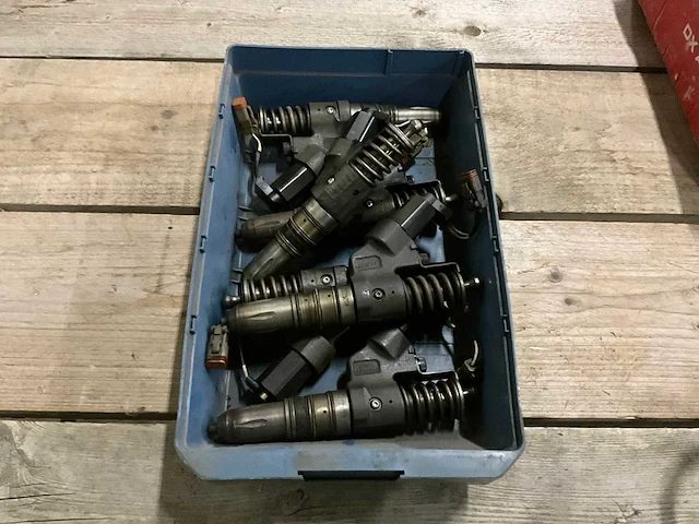 Cummins 4026222 cummins qsm injector (6x) - afbeelding 1 van  3