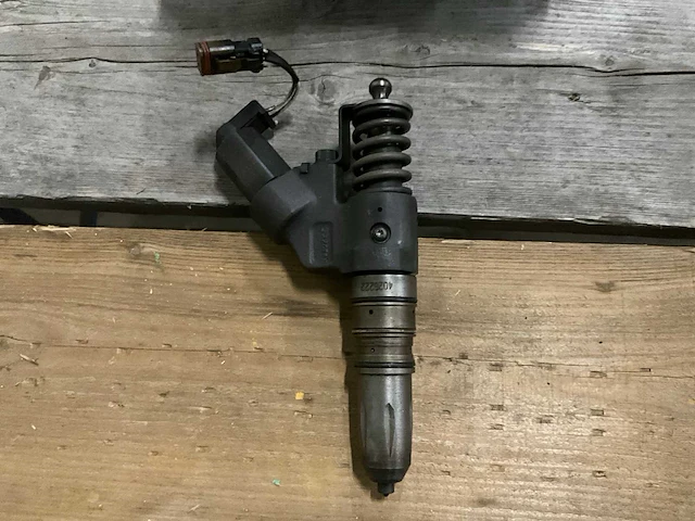 Cummins 4026222 cummins qsm injector (6x) - afbeelding 2 van  3