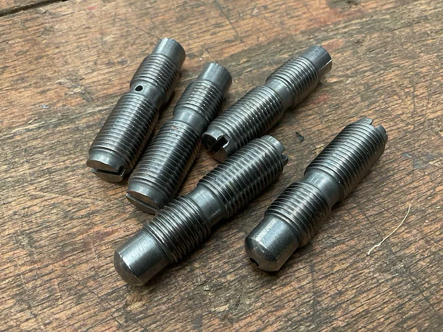 Cummins slotted set screw (7x) - afbeelding 1 van  4