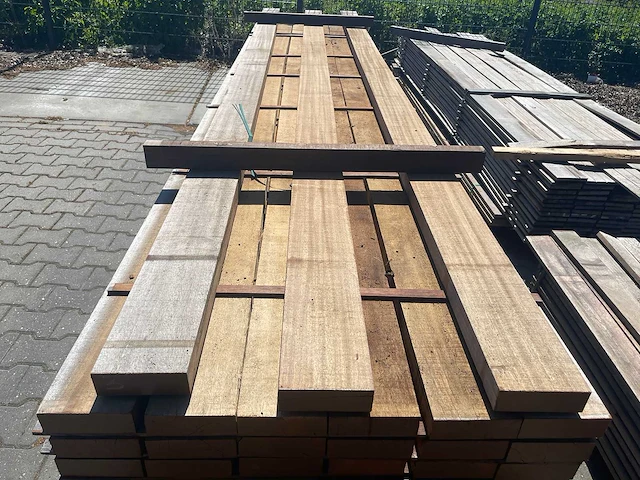 Cupiuba hardhouten balken fijnbezaagd 50x150mm, lengte 450cm (33x) - afbeelding 1 van  3
