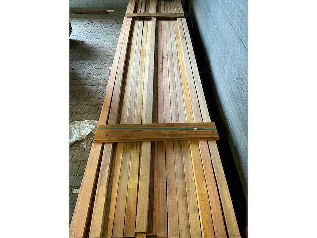 Cupiuba hardhouten regels geschaafd 45x68mm, lengte 400-500cm (74x) - afbeelding 1 van  3
