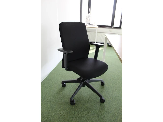 Cursus/vergader opstelling met drabert stoelen. totaal 24 tafels en 17 stoelen en 1 docententafel met verri... - afbeelding 2 van  10