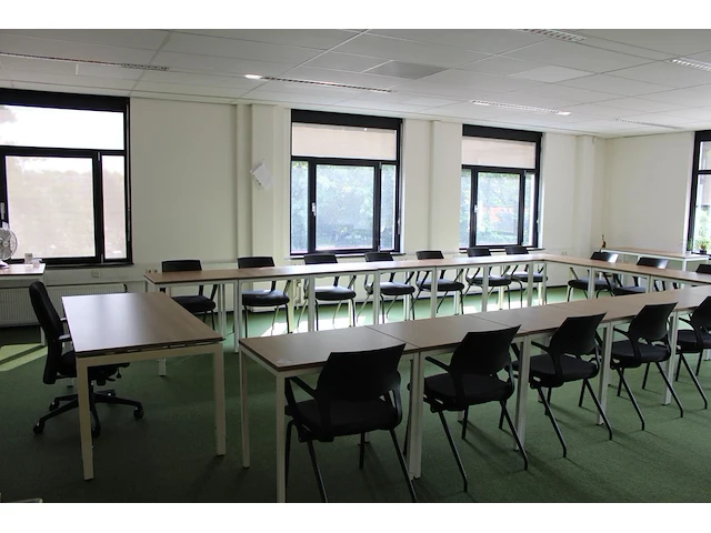 Cursus/vergader opstelling met drabert stoelen. totaal 24 tafels en 17 stoelen en 1 docententafel met verri... - afbeelding 1 van  10