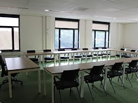 Cursus/vergader opstelling met drabert stoelen. totaal 24 tafels en 17 stoelen en 1 docententafel met verri...