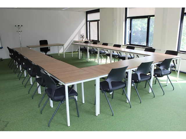 Cursus/vergader opstelling met drabert stoelen. totaal 24 tafels en 17 stoelen en 1 docententafel met verri... - afbeelding 3 van  10