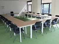 Cursus/vergader opstelling met drabert stoelen. totaal 24 tafels en 17 stoelen en 1 docententafel met verri... - afbeelding 3 van  10