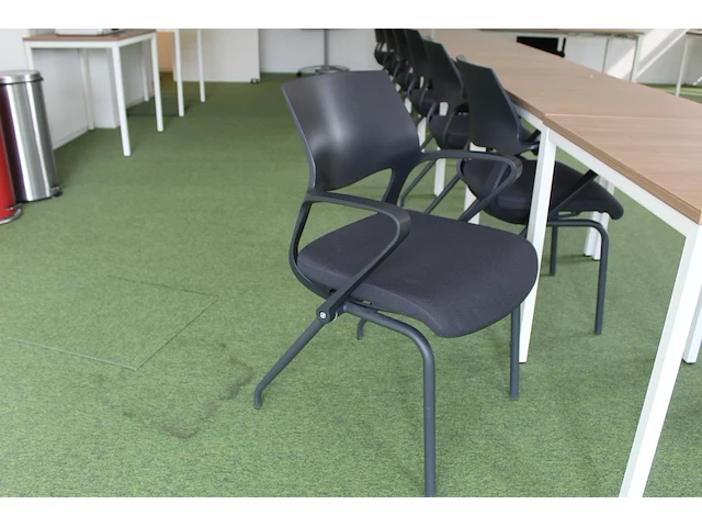 Cursus/vergader opstelling met drabert stoelen. totaal 24 tafels en 17 stoelen en 1 docententafel met verri... - afbeelding 7 van  10