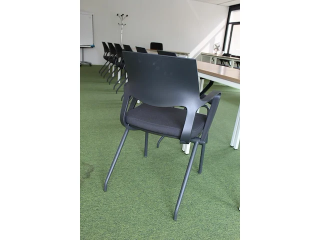 Cursus/vergader opstelling met drabert stoelen. totaal 24 tafels en 17 stoelen en 1 docententafel met verri... - afbeelding 8 van  10