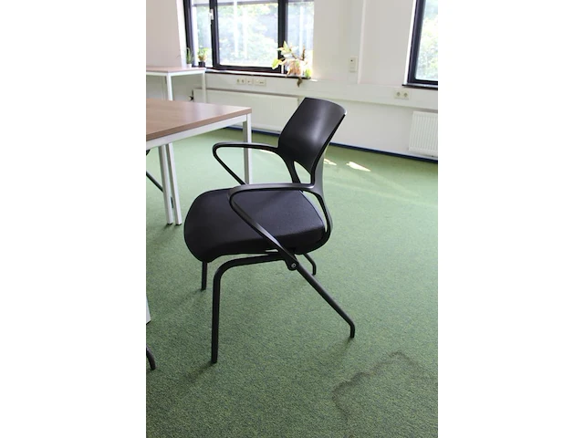 Cursus/vergader opstelling met drabert stoelen. totaal 24 tafels en 17 stoelen en 1 docententafel met verri... - afbeelding 9 van  10