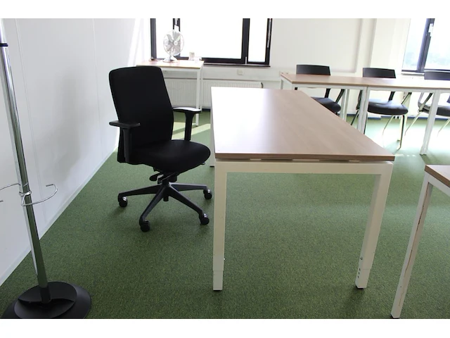 Cursus/vergader opstelling met drabert stoelen. totaal 24 tafels en 17 stoelen en 1 docententafel met verri... - afbeelding 10 van  10