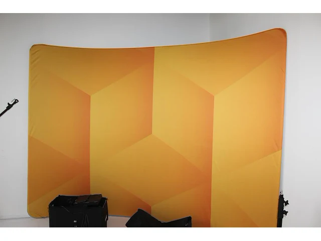 Curved achtergronddoek met frame. afmeting 300 x 230 cm. - afbeelding 1 van  2