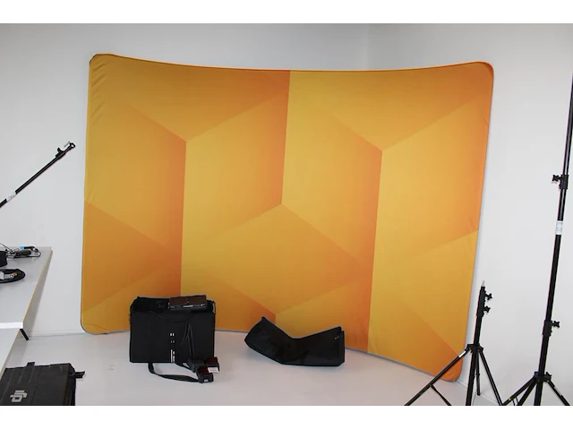 Curved achtergronddoek met frame. afmeting 300 x 230 cm. - afbeelding 2 van  2