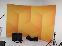 Curved achtergronddoek met frame. afmeting 300 x 230 cm. - afbeelding 2 van  2