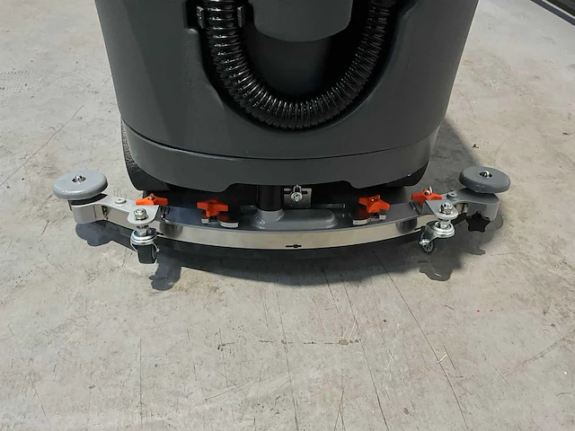 Daewoo - 2025 - daf r70 - zelfrijdende veegmachine - afbeelding 18 van  18