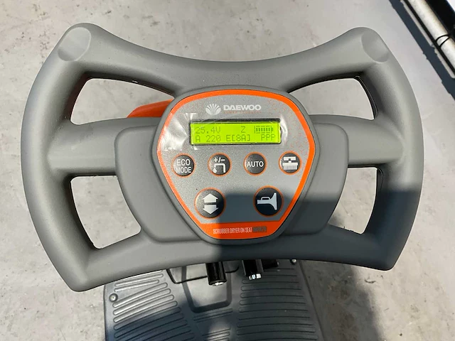 Daewoo - 2025 - daf r70 - zelfrijdende veegmachine - afbeelding 2 van  18