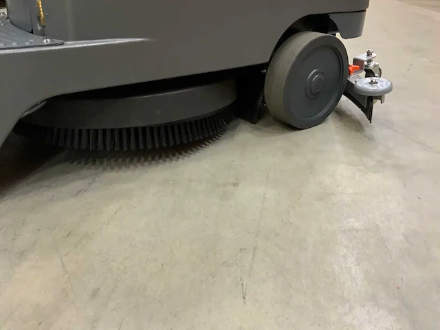 Daewoo - 2025 - daf r70 - zelfrijdende veegmachine - afbeelding 13 van  19