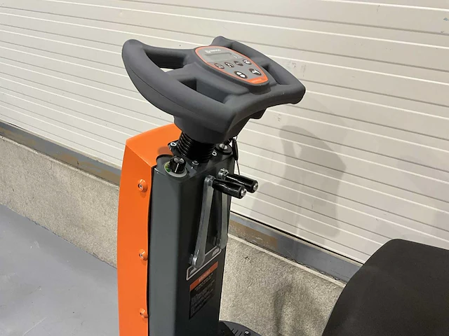 Daewoo - 2025 - daf r70 - zelfrijdende veegmachine - afbeelding 13 van  18