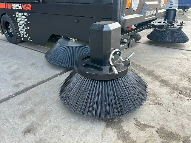Daewoo - 2025 - das100 - straatveegmachine - afbeelding 19 van  30