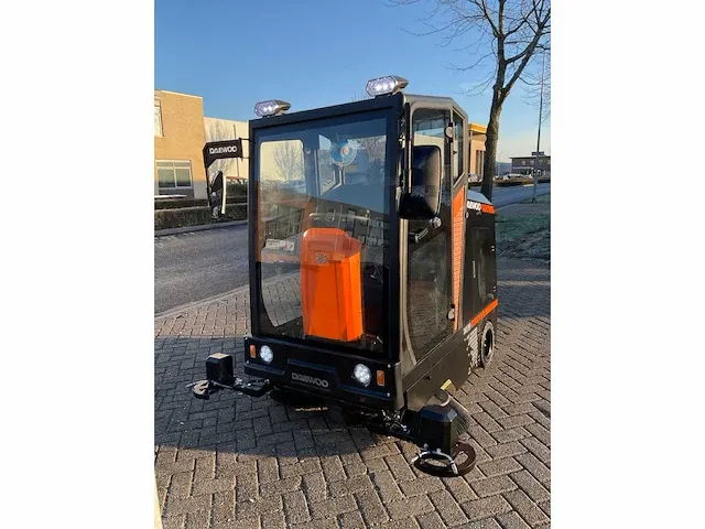 Daewoo das 100 veegmachine met cabine - afbeelding 15 van  39