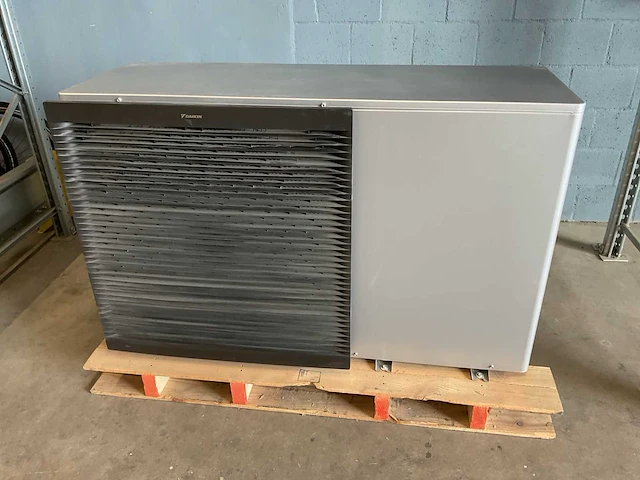 Daikin - altherma 3 m 9kw - ebla09da3w1 - lucht-water warmtepomp buiten-unit - afbeelding 1 van  6