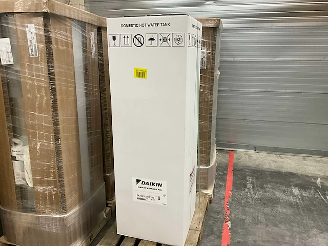 Daikin ekhws300d3v3 warmwatertank 300l - afbeelding 1 van  3