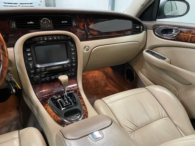 Daimler - super eight - 4.2 v8 s/c - car - 2006 - afbeelding 11 van  36