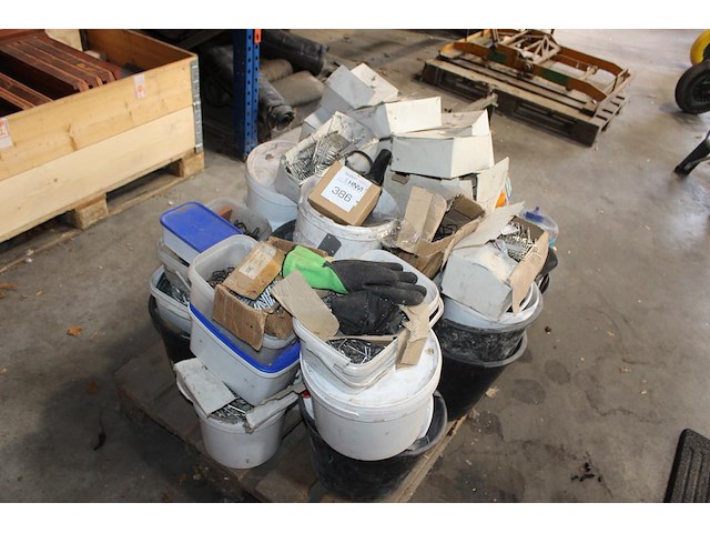 Dakdekkersproducten op pallet w.o. haken, nagels, epdm stroken, etc. - afbeelding 1 van  5