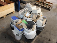 Dakdekkersproducten op pallet w.o. haken, nagels, epdm stroken, etc.