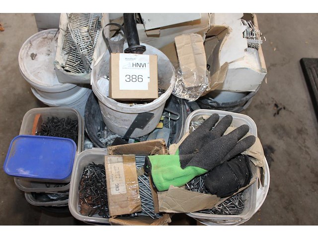 Dakdekkersproducten op pallet w.o. haken, nagels, epdm stroken, etc. - afbeelding 2 van  5