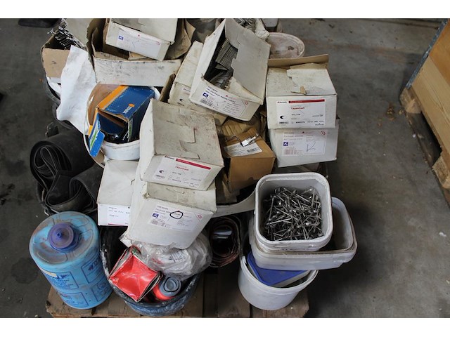 Dakdekkersproducten op pallet w.o. haken, nagels, epdm stroken, etc. - afbeelding 4 van  5