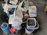 Dakdekkersproducten op pallet w.o. haken, nagels, epdm stroken, etc. - afbeelding 4 van  5