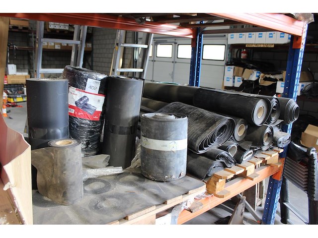 Dakdekkersproducten w.o. rollen epdm, kilgoot en bituum. - afbeelding 1 van  3