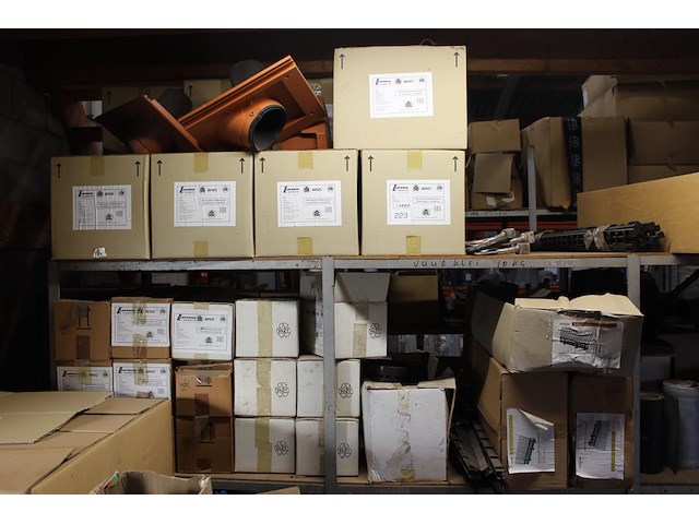 Dakdoorvoeren, ventilerende onderlatten met onderschroten, afdekroosters op drie schappen. - afbeelding 1 van  4