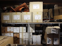 Dakdoorvoeren, ventilerende onderlatten met onderschroten, afdekroosters op drie schappen. - afbeelding 1 van  4