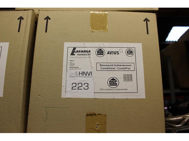 Dakdoorvoeren, ventilerende onderlatten met onderschroten, afdekroosters op drie schappen. - afbeelding 2 van  4