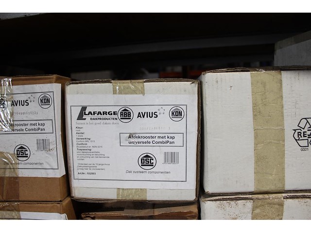 Dakdoorvoeren, ventilerende onderlatten met onderschroten, afdekroosters op drie schappen. - afbeelding 3 van  4