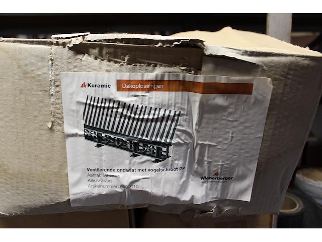 Dakdoorvoeren, ventilerende onderlatten met onderschroten, afdekroosters op drie schappen. - afbeelding 4 van  4