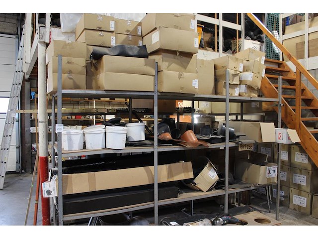 Dakgerelateerde producten in driedelige stelling w.o. dakdoorvoeren, ventilatiepannen, panhaken, flexibele ... - afbeelding 1 van  7