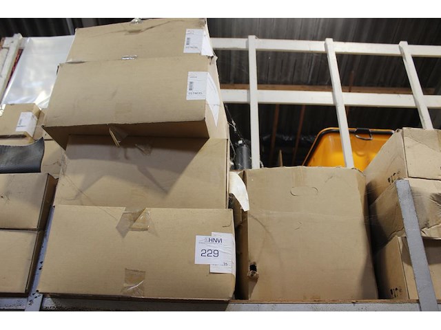 Dakgerelateerde producten in driedelige stelling w.o. dakdoorvoeren, ventilatiepannen, panhaken, flexibele ... - afbeelding 2 van  7