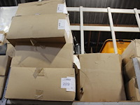 Dakgerelateerde producten in driedelige stelling w.o. dakdoorvoeren, ventilatiepannen, panhaken, flexibele ... - afbeelding 2 van  7