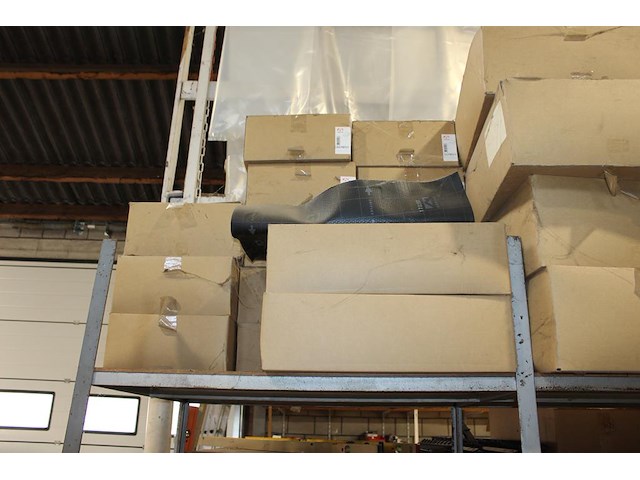 Dakgerelateerde producten in driedelige stelling w.o. dakdoorvoeren, ventilatiepannen, panhaken, flexibele ... - afbeelding 3 van  7