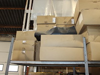 Dakgerelateerde producten in driedelige stelling w.o. dakdoorvoeren, ventilatiepannen, panhaken, flexibele ... - afbeelding 3 van  7