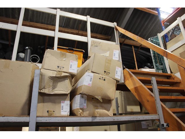 Dakgerelateerde producten in driedelige stelling w.o. dakdoorvoeren, ventilatiepannen, panhaken, flexibele ... - afbeelding 4 van  7