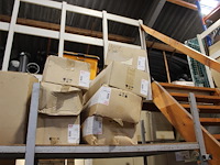 Dakgerelateerde producten in driedelige stelling w.o. dakdoorvoeren, ventilatiepannen, panhaken, flexibele ... - afbeelding 4 van  7